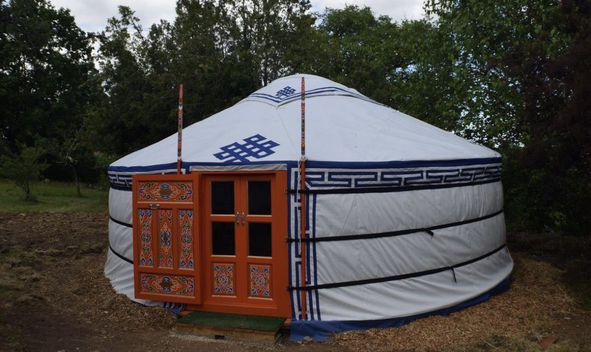 Modèle de la future yourte blanche aux motifs bleus et à la porte orangée
